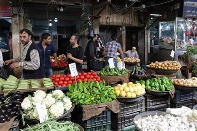 مع تحسن الطقس وضعف الطلب ..انخفاض أسعار الخضار والفواكه بـ25%
