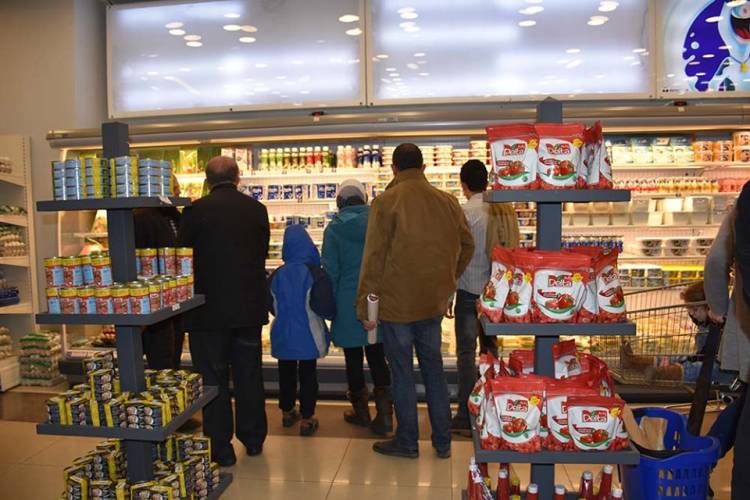 منها المتة والسردين والشاي .. نحو 40 مادة ستموّل بالدولار الحكومي المخفّض