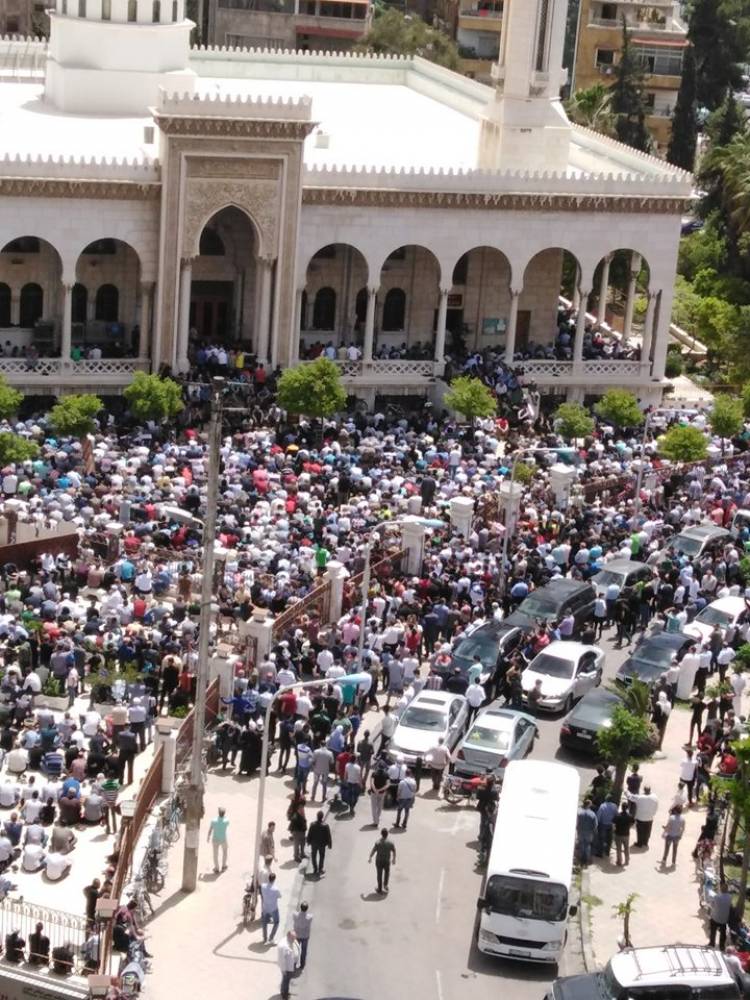 عشرات الآلاف يشاركون بصلاة الجنازة على روح الداعية فتحي الصافي