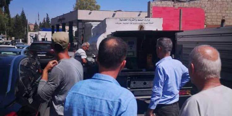 الدباس : وضع خمس صهاريج بنزين بالقرب من محطات الوقود لتخفيف الازدحام